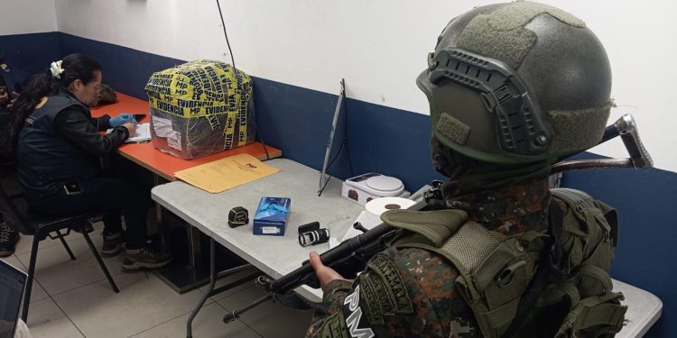 Ejército de Guatemala localiza presunta marihuana durante inspección en puesto de control interinstitucional