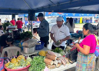 Familias de San Luis encuentran productos del campo a precios de feria