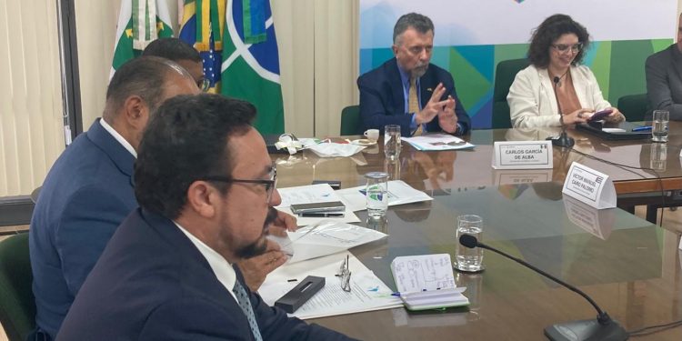 Embajador de Guatemala se reúne con rectores de universidades en Brasilia