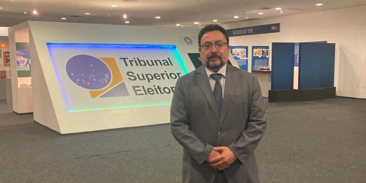 Embajador de Guatemala asiste a sesión del Tribunal Superior Electoral de Brasil