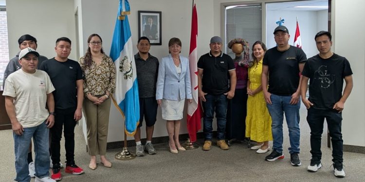 Embajada de Guatemala en Canadá orienta a trabajadores temporales