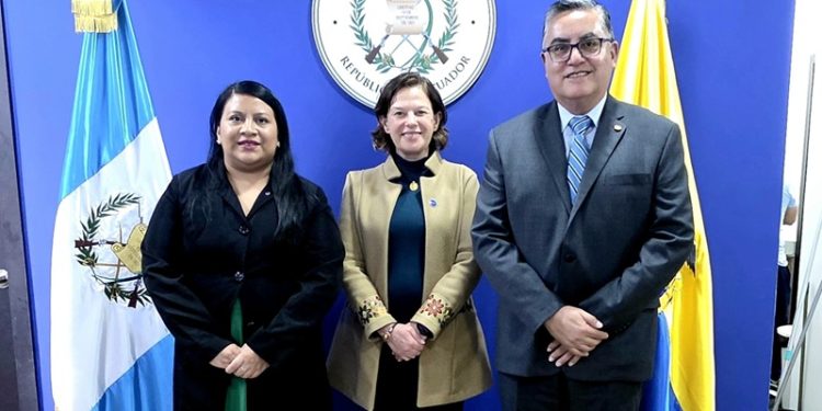 Embajada de Guatemala en Ecuador sostiene reunión con jefa de misión de la OIM