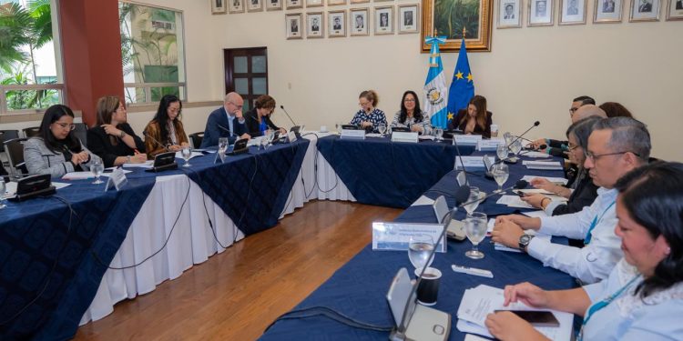 MINEX preside reunión sobre atención a personas migrantes vulnerables