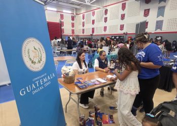 Consulado de Guatemala lleva sus servicios a familias durante feria escolar en Dallas