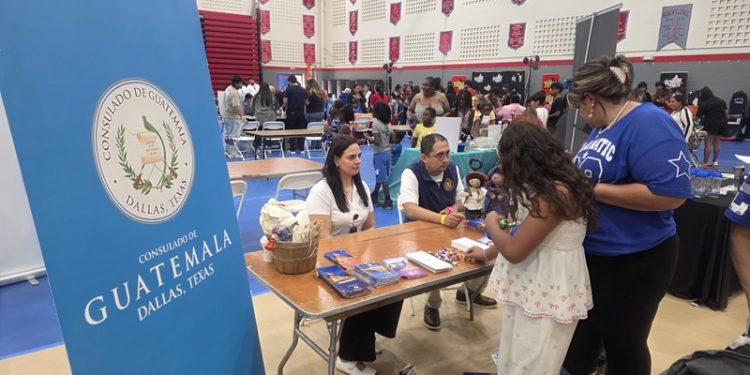 Consulado de Guatemala lleva sus servicios a familias durante feria escolar en Dallas