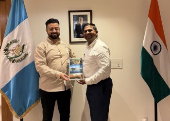 Embajador de Guatemala dialoga con empresario de India sobre experiencia de inversión en el país