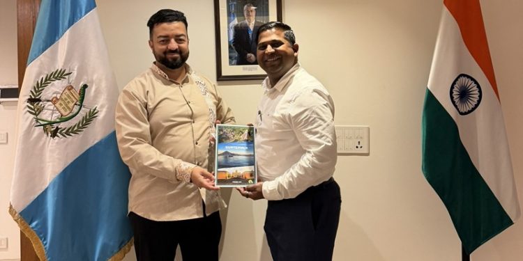 Embajador de Guatemala dialoga con empresario de India sobre experiencia de inversión en el país
