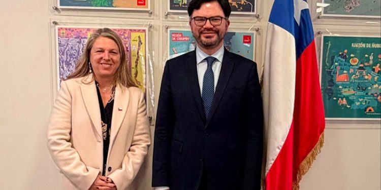 Embajador de Guatemala se reúne con subsecretaria de Turismo de Chile
