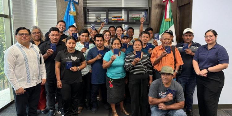 Consulado de Guatemala en Cancún acerca trámite de pasaporte a connacionales del sur de Quintana Roo