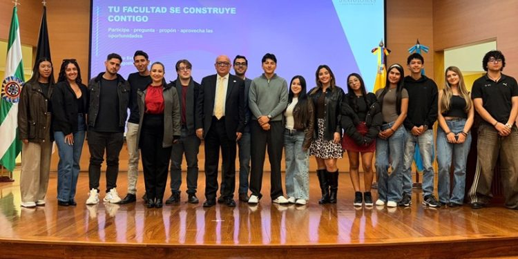 Embajador de Guatemala en Colombia presenta oportunidades del país a estudiantes en Bogotá