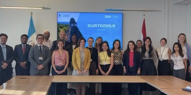 Embajadora presenta la labor diplomática de Guatemala a estudiantes de derecho internacional en La Haya