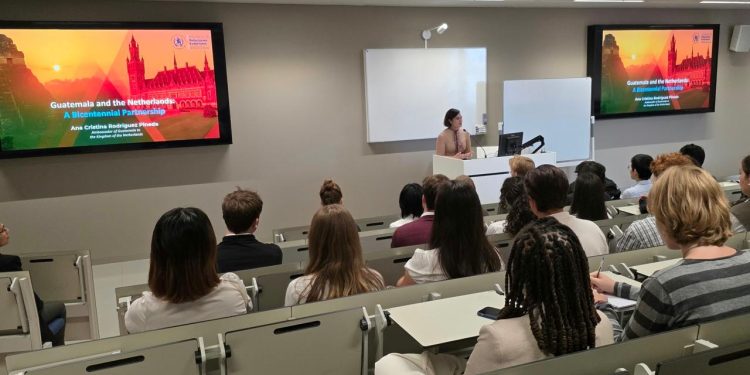 Embajadora de Guatemala comparte experiencia diplomática con estudiantes en La Haya