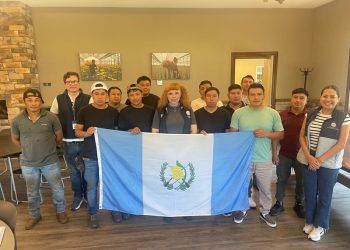 Consulado en Toronto acompaña a trabajadores temporales guatemaltecos en empresa de Ontario