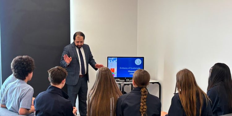 Embajada acerca la cultura guatemalteca a estudiantes en Australia