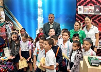 Embajada gestiona visita estudiantil al estand de Guatemala en feria literaria