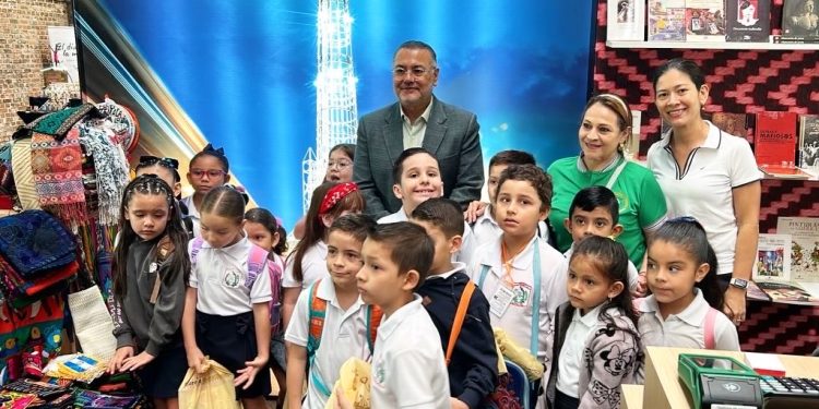 Embajada gestiona visita estudiantil al estand de Guatemala en feria literaria