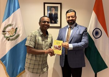 Embajador de Guatemala en India recibe a académico que tradujo el Rabinal Achí al hindi