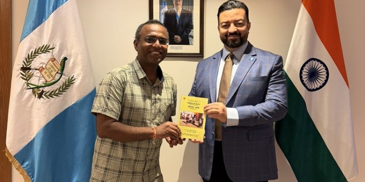 Embajador de Guatemala en India recibe a académico que tradujo el Rabinal Achí al hindi