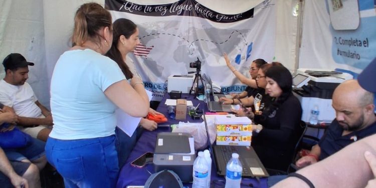 Consulado General de Guatemala en Los Ángeles atendió al público en el Festival Chapín