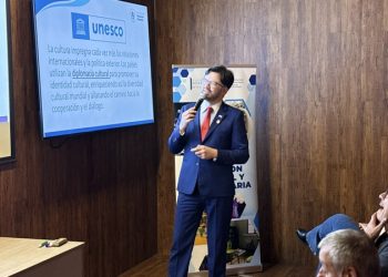 Embajador de Guatemala presenta “Diplomacia Cultural: café y vino” en universidad chilena