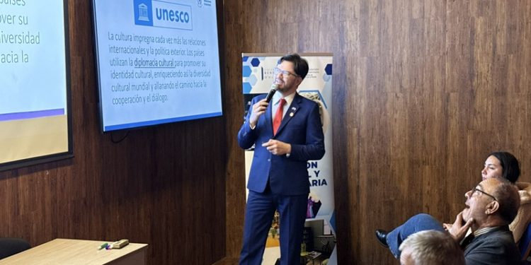 Embajador de Guatemala presenta “Diplomacia Cultural: café y vino” en universidad chilena