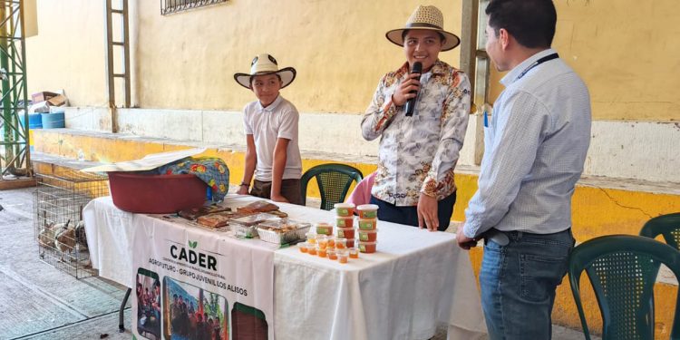 Jóvenes de Huehuetenango impulsan proyectos productivos y liderazgo comercial en feria agrícola