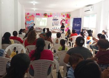 Madres lactantes aprenden de alimentación y establecimiento de huertos familiares