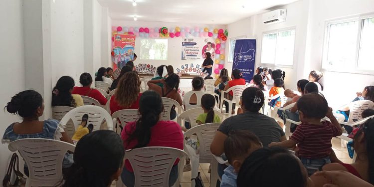 Madres lactantes aprenden de alimentación y establecimiento de huertos familiares