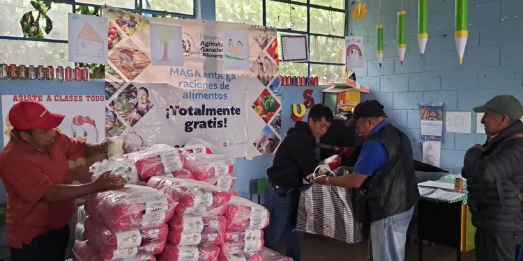 Más de mil familias reciben alimentos por su aporte al desarrollo comunitario