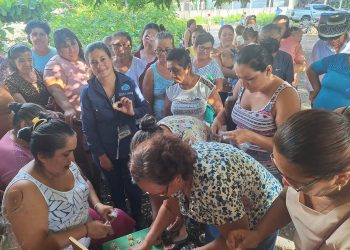 Pobladoras potencian la economía familiar mediante talleres de productos artesanales