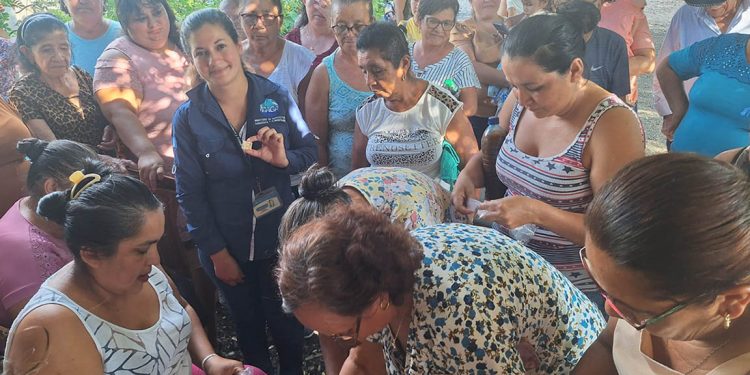 Pobladoras potencian la economía familiar mediante talleres de productos artesanales