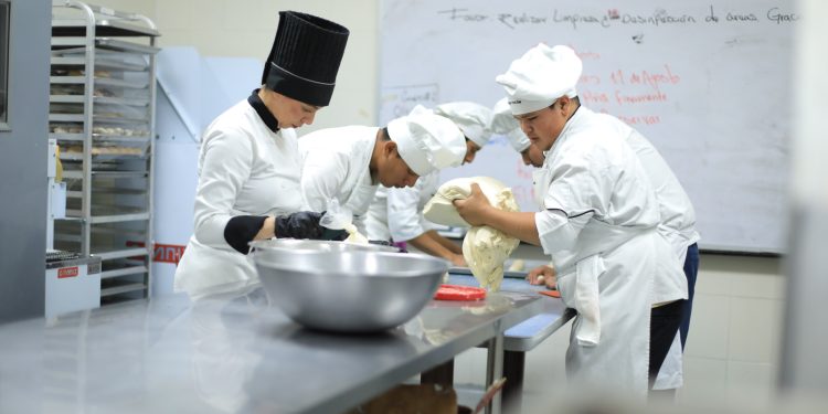 Adolescentes del CCO culminan su formación práctica en INTECAP