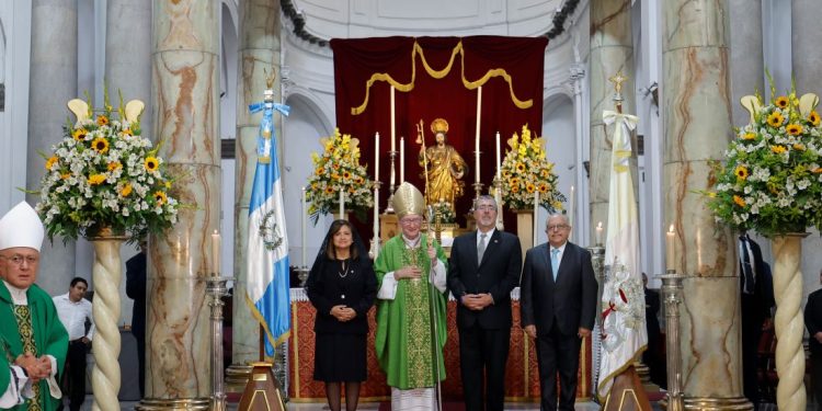 Presidente Bernardo Arévalo y vicepresidenta Karin Herrera participan en eucaristía oficiada por cardenal Pietro Parolin
