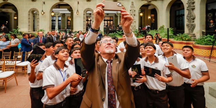 Presidente Bernardo Arévalo presenta iniciativa Ciudadanía Digikal, acción que busca reducir la brecha digital en el país