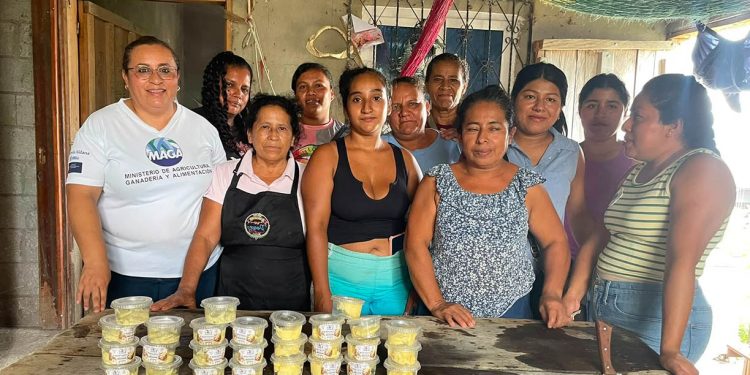 Productores de San Diego Guatelinda elaboran mantequilla artesanal