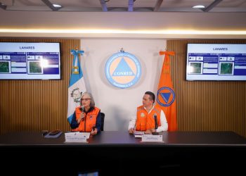 Volcán de Fuego sigue en erupción, Conred mantiene evacuaciones en prevención