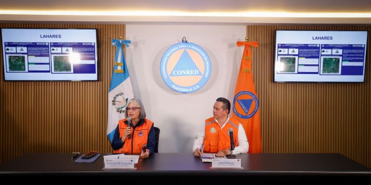 Volcán de Fuego sigue en erupción, Conred mantiene evacuaciones en prevención