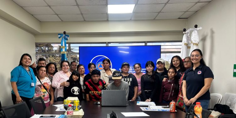 Familias de Villa Nueva reciben capacitación en gestión del riesgo