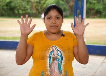 Un piso de concreto que cambia el hogar de María y sus cuatro hijos en Camotán