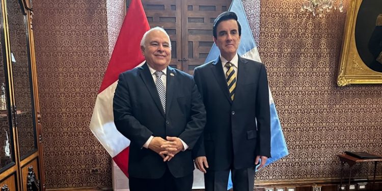 Embajador de Guatemala se reúne con canciller peruano