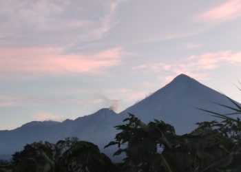 Volcán Santiaguito continúa con desgasificaciones y explosiones