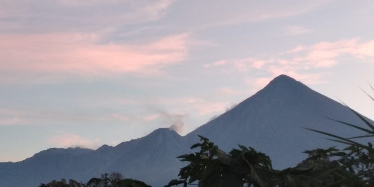 Volcán Santiaguito continúa con desgasificaciones y explosiones