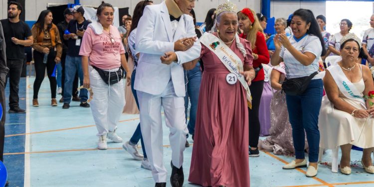 María de Jesús López Hernández de Flores es la nueva Madrina del Programa Adulto Mayor 2026-2027