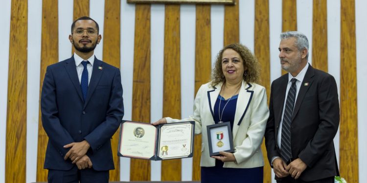 Hemeroteca Nacional recibe la Medalla Arquitecto Guido Albani por su aporte a la preservación de la memoria documental de Guatemala