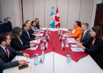 Vicecanciller Orozco y embajador de Canadá dialogan sobre nueva conectividad aérea 
