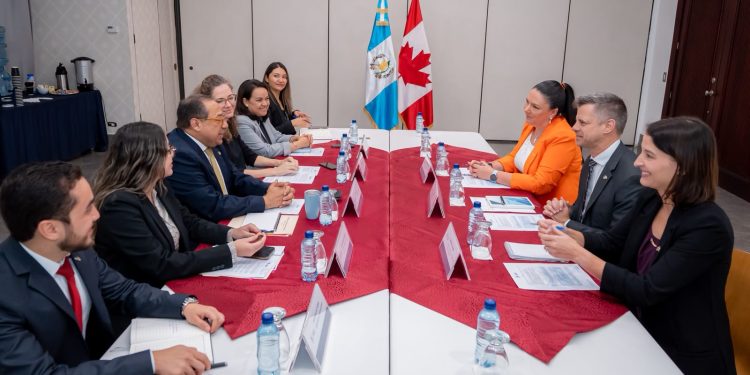 Vicecanciller Orozco y embajador de Canadá dialogan sobre nueva conectividad aérea 