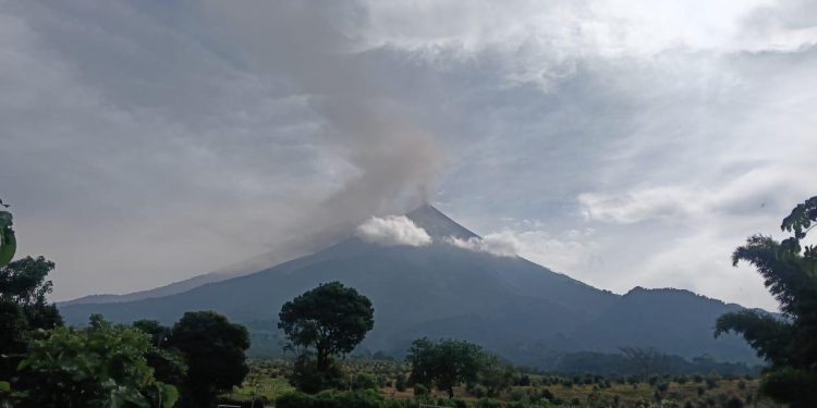 INSIVUMEH mantiene monitoreo permanente ante fase eruptiva del volcán de Fuego