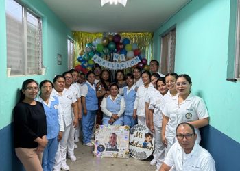 Cuidado y compromiso: reconocen trayectoria de 27 años a enfermera auxiliar