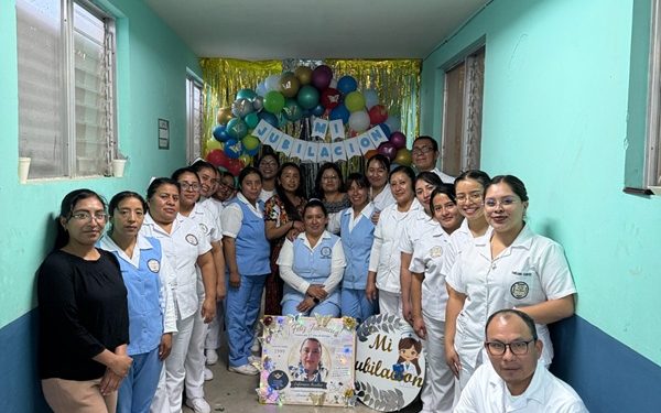 Cuidado y compromiso: reconocen trayectoria de 27 años a enfermera auxiliar