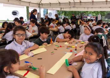 Estudiantes fortalecen su conocimiento con taller de recreación de tocados mayas